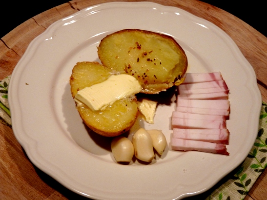 Articole culinare : cartofi copti cu unt, slanina afumata si usturoi