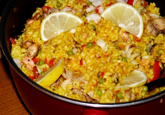 cum sa faci doua feluri de paella pentru zece oameni, intr-o repriza de finala de World Cup si-o bucatarie de 8mp